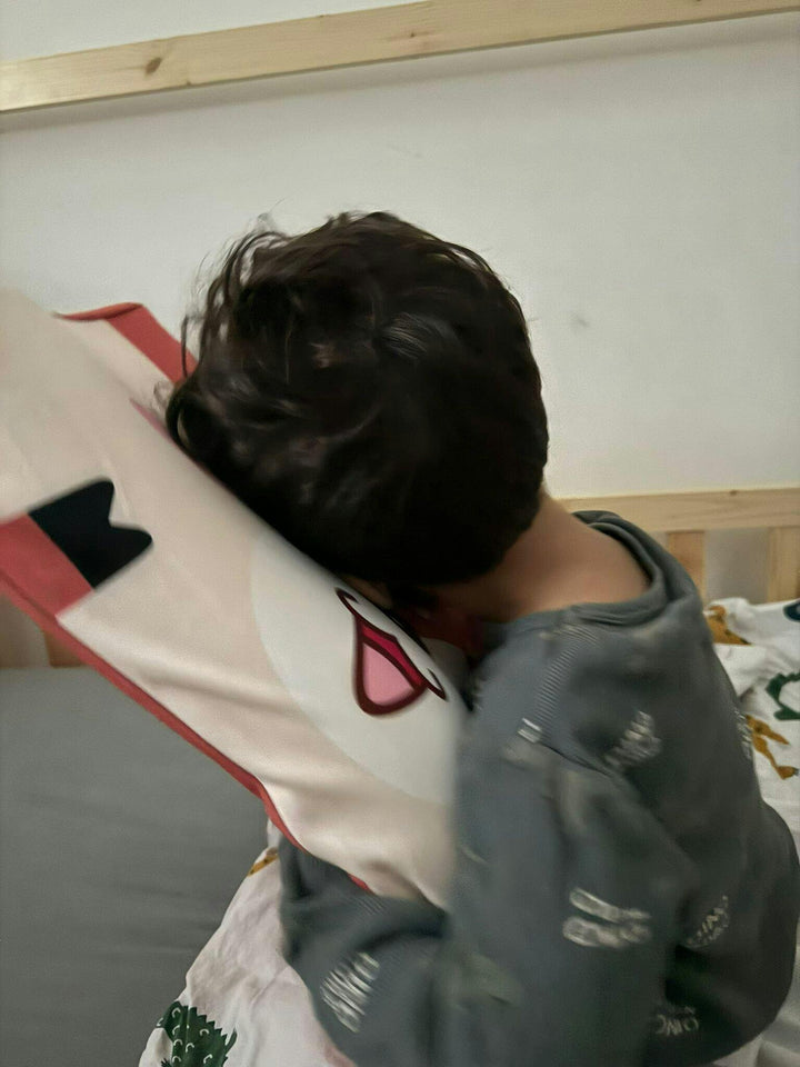 Enfant dormant avec l'oreiller Le P'tit Loup