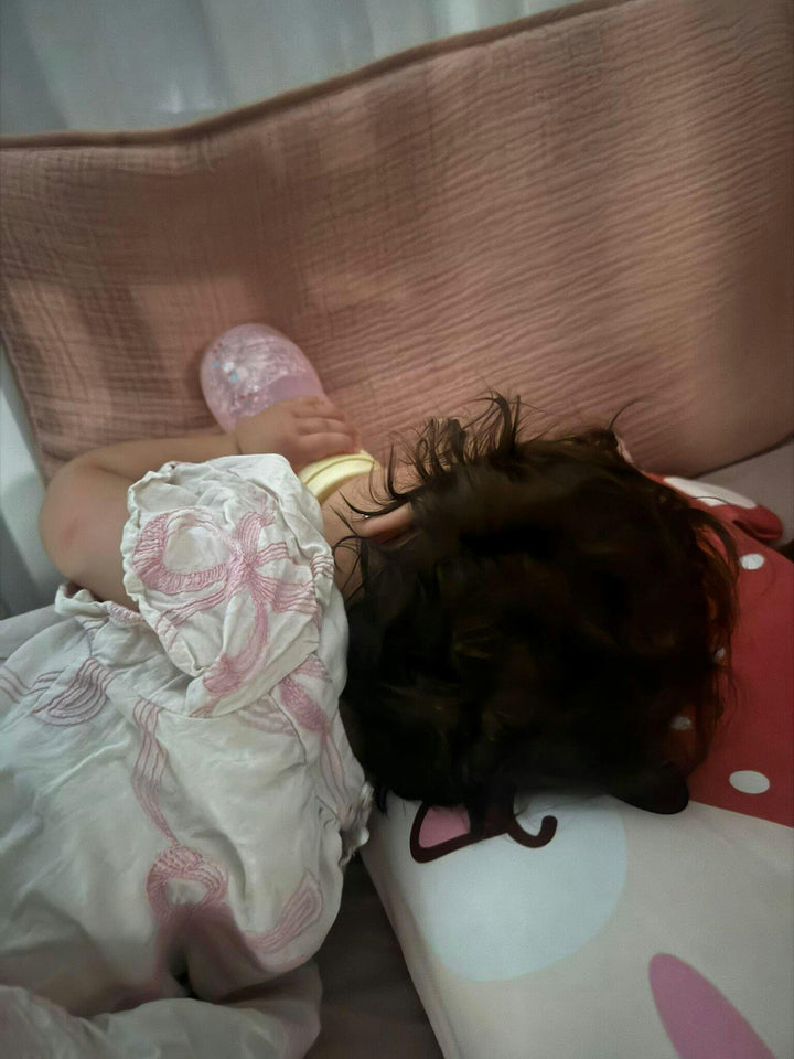 Enfant dormant avec l'oreiller Le P'tit Loup