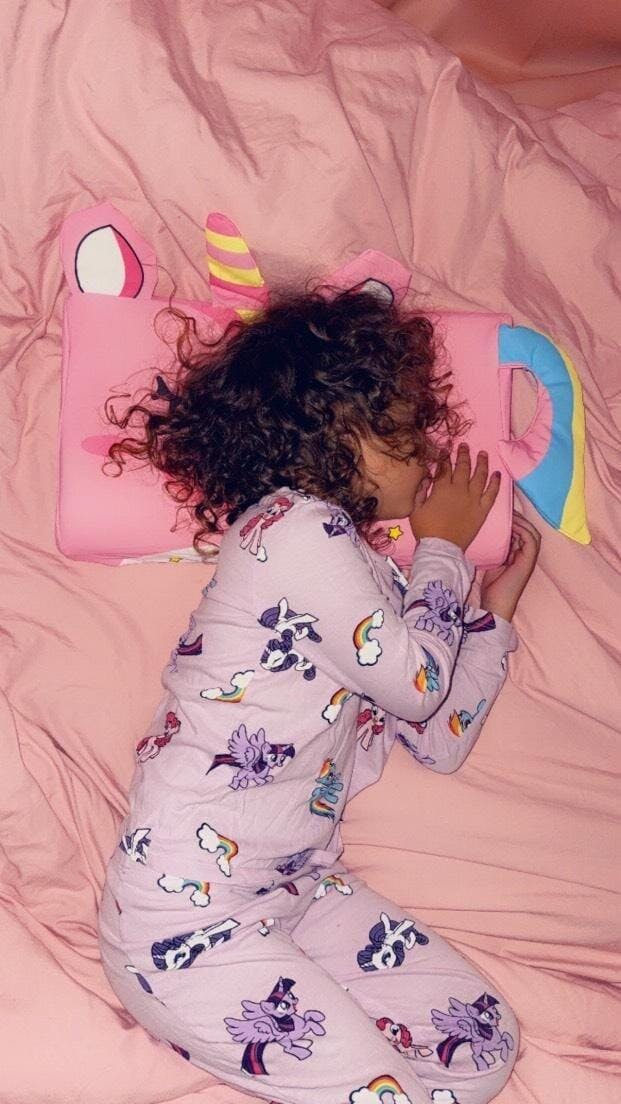 Enfant dormant avec l'oreiller Le P'tit Loup