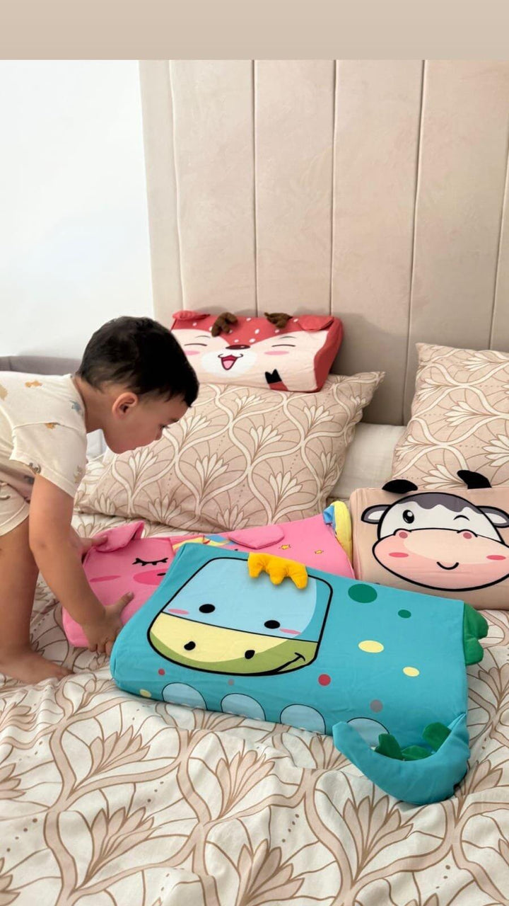 Enfant dormant avec l'oreiller Le P'tit Loup