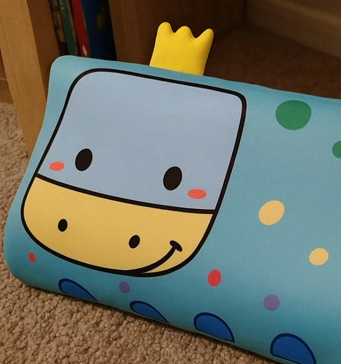 Enfant dormant avec l'oreiller Le P'tit Loup